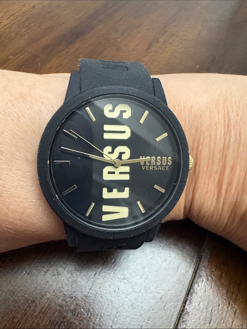 Versace Versus Barbes VSPKN0121 Mens 40mm Enamel Dial Silicone Quartz in EUC.